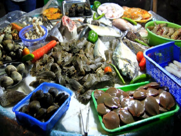 Giá hải sản tươi sống tại Hà Nội dao động như thế nào?